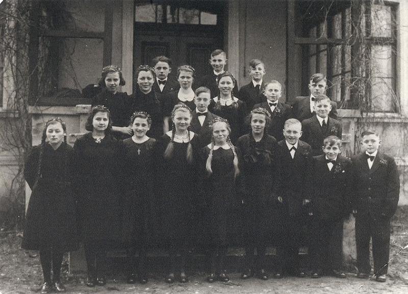Konfirmation 1941, vor dem Pfarrhaus in Herzogswaldau