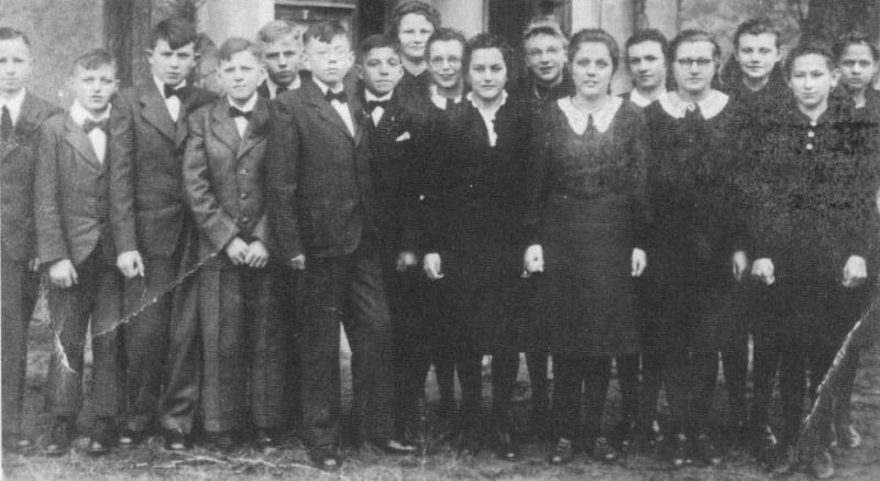 Konfirmation der Jahrgänge 1928/29 vor der evangelischen Kirche zu Herzogswaldau