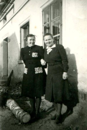 Herta Bischof und ihre Schwester 1943 in Fauljoppe