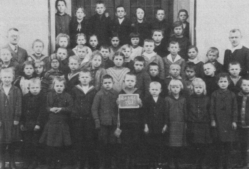 2. und 3. Klasse der Schule Nieder-Gläsersdorf im Jahr 1928