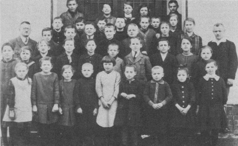 4.-8. Klasse der Schule Nieder-Gläsersdorf im Jahr 1928