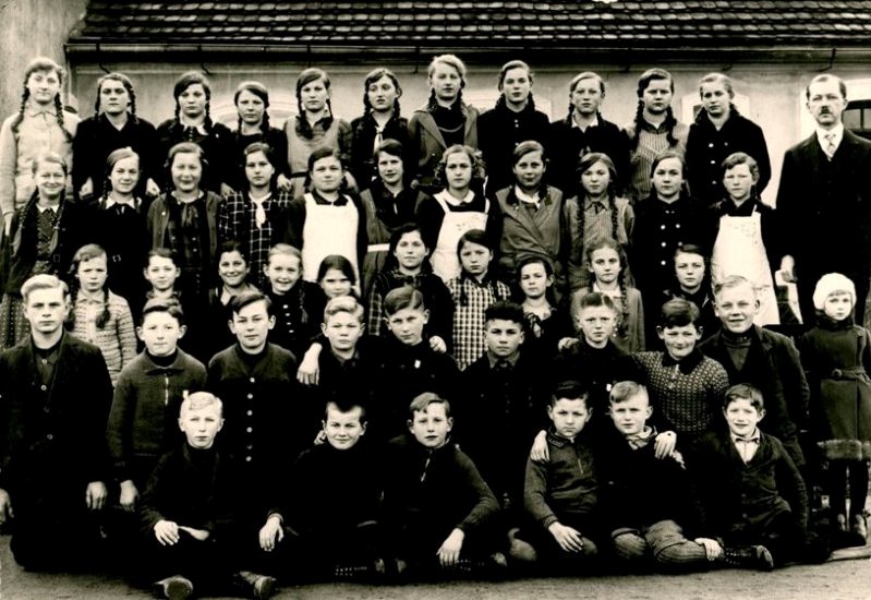 Schule Groß Kotzenau-Sand, Jahrgänge 1920-1923 mit Lehrer Rudolf Berndt um 1935