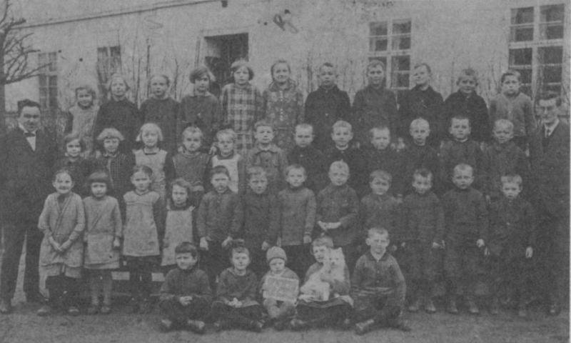 Schule Groß-Kotzenau 1928 mit den Lehrern Arthur Niedergesäß und Fritz Zwirner