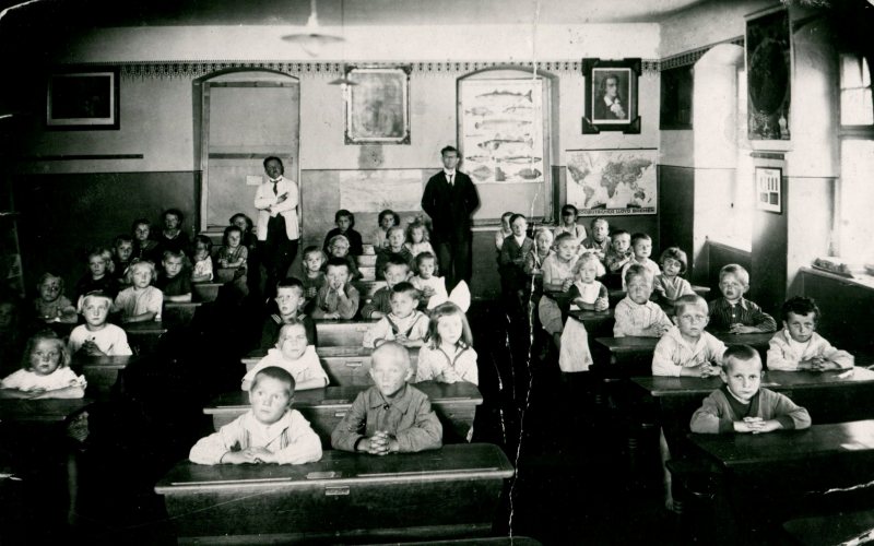 Schule Groß-Kotzenau 1927 mit den Lehrern Arthur Niedergesäß und Fritz Zwirner