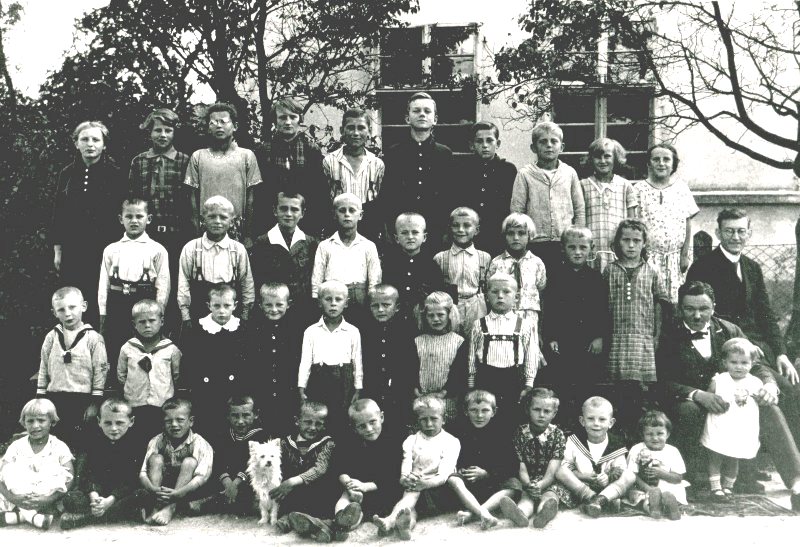 Schule Groß-Kotzenau 1929 mit den Lehrern Arthur Niedergesäß und Fritz Zwirner