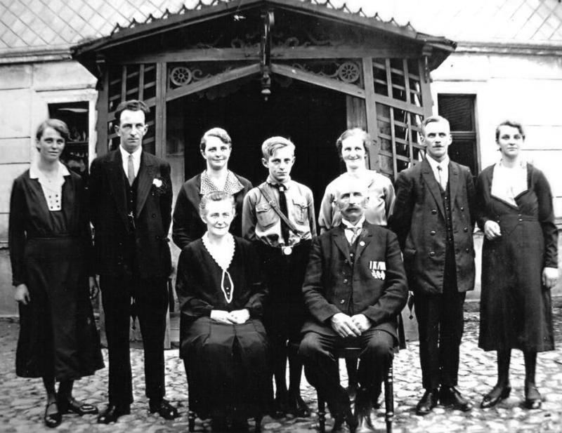 Familie Grosser vor ihrem Wohnhaus in Groß Krichen um 1934