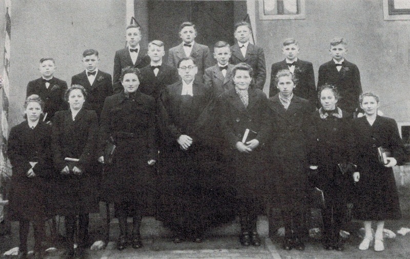 Heinzenburg, Februar 1943, Konfirmanden vor dem Pfarrhaus mit Pfarrer Irmler
