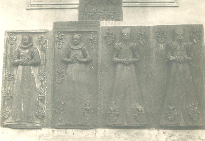 Leichensteine an der Groß Heinzendorfer Kirche, Foto aus dem Nachlass von Fritz Peschel