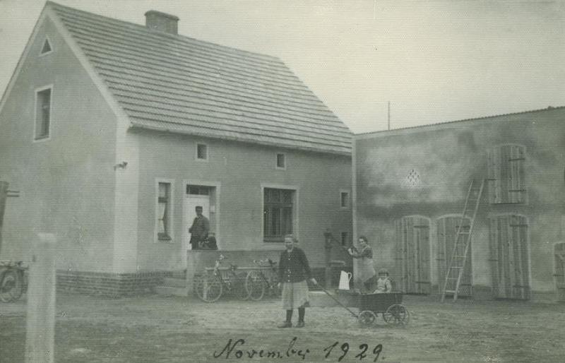 Heinrich und Meta Flamm mit den Kindern Heinz und Ruth im November 1929 vor ihrem Haus