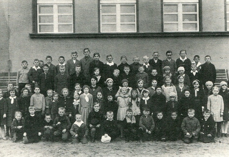Schule Jakobsdorf, eine Aufnahme aus dem Jahr 1930 oder 1931