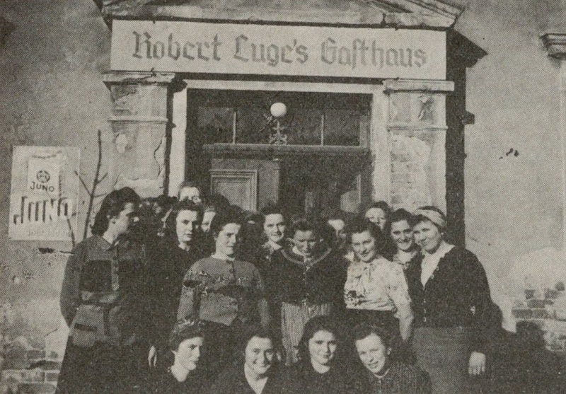 Schülerinnen der Landwirtschaftsschule zu Lüben bei einem Ausflug nach Kniegnitz vor Luge's  Gasthaus (1942)