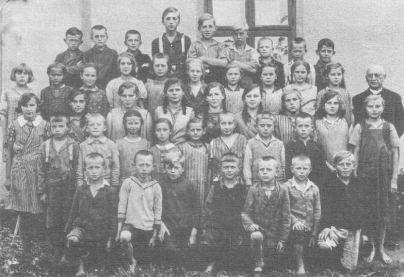 Volksschule Kniegnitz mit Lehrer Friedrich Malz, 1932