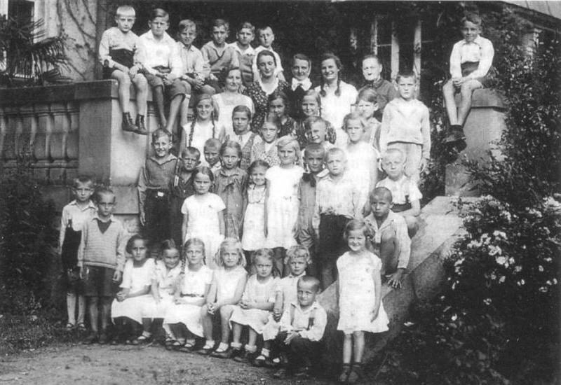 1934 bei einer Kinderlandverschickung im Schloss Kniegnitz