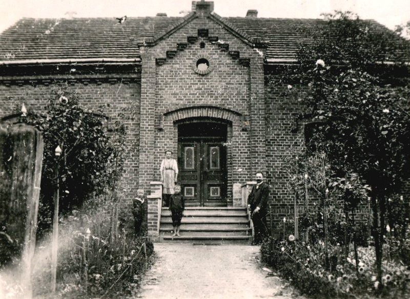 Lehrer Max Fitzner vor seiner Schule in Koslitz um 1910