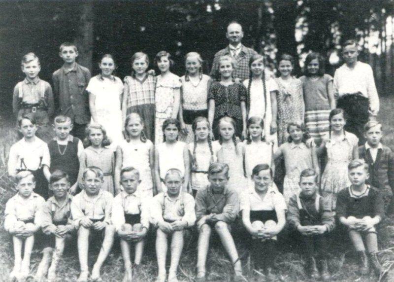 Jahrgang 1919/20 der Evangelischen Volksschule Kotzenau im Jahr 1932