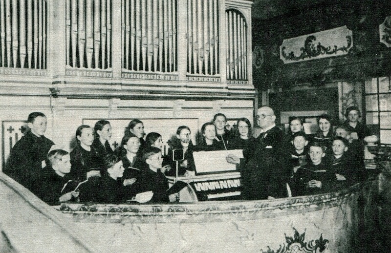 Auf dem Orgelchor der evangelischen Kirche mit Kantor Stahr 1934