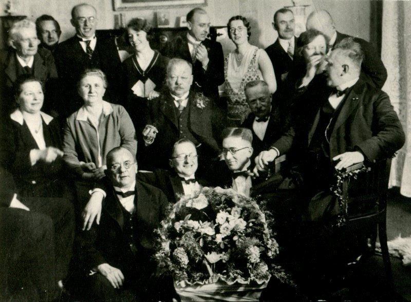 Am 1. April 1931 feierte Konrektor Wilhelm Fellmann mit seinen Kollegen sein 40jähriges Ortsjubiläum