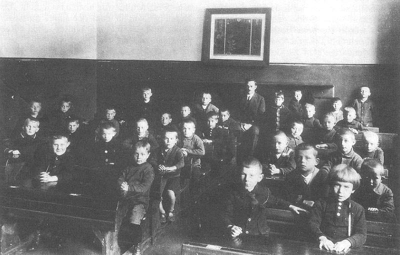 Volksschule Kotzenau, Jahrgänge 1919/1920 mit Lehrer Willy Metze im Jahr 1926