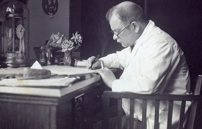Justin Bieske um 1940 in seiner Praxis