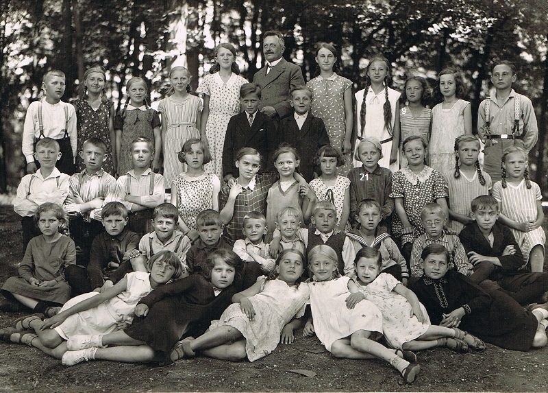 Katholische Volksschule Kotzenau im Jahr 1932