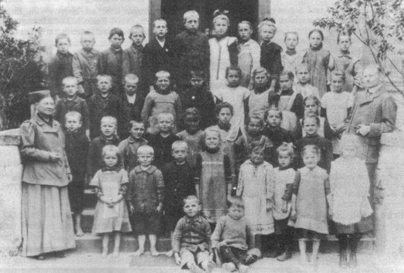 Schüler der Guts-Schule Klein-Kotzenau 1922/23 mit Lehrerin Frl. Sucker und Lehrer Oswald Hörner