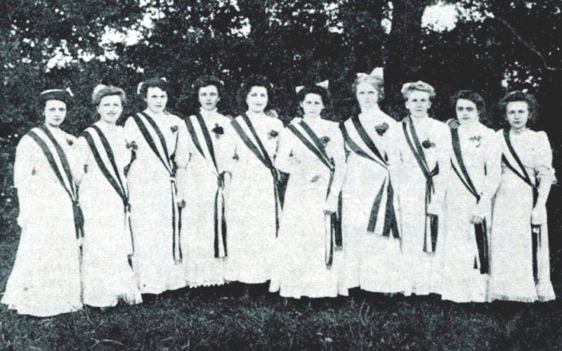 Die Ehrenjungfrauen des Kriegervereins Lerchenborn-Klein Krichen im Jahr 1911, Bild von Wilhelm Weidner