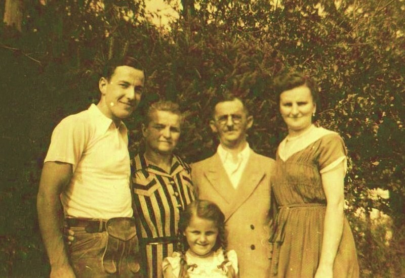 Familie Zebe 1950 mit einem Sohn des Lehrerehepaars Schnabel