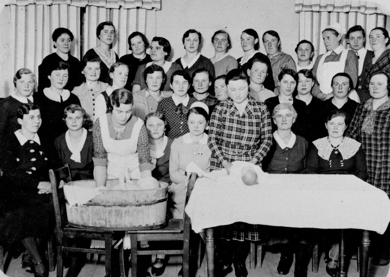 Bei dem Säuglingspflegekurs 1935/36 in Mühlrädlitz