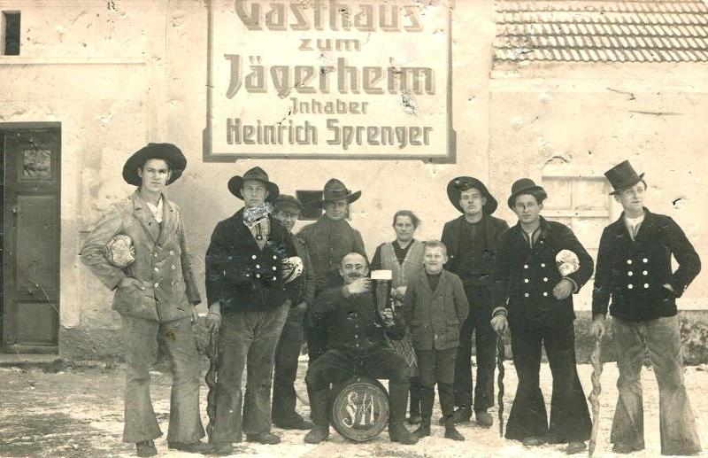 Heinrich Sprenger mit Familie und Zimmerleuten vor dem Jägerheim