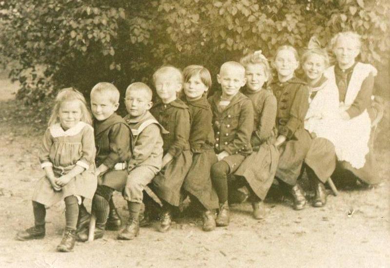 Kindergeburtstag bei Familie Sprenger, der Gastwirtsfamilie des Jägerheims um 1920