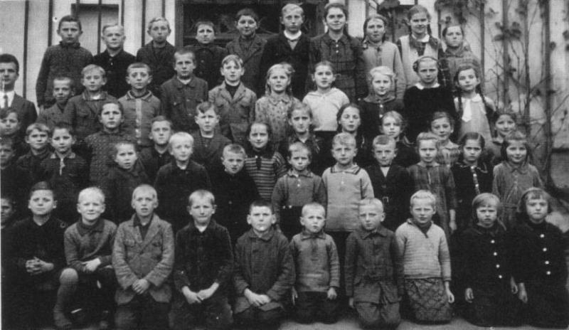 Evangelische Volksschule Ober Gläsersdorf mit Lehrer Alfred Abramowski 1931