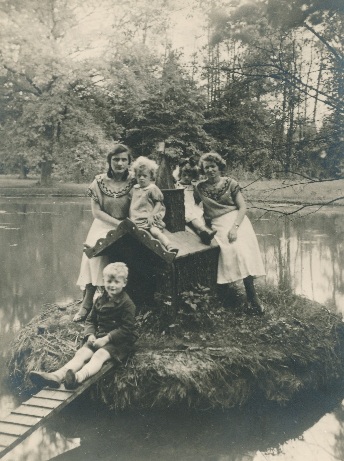 Frau Abramowski mit den drei Kindern und ihrer Freundin Else Exner im Schlosspark Obergläsersdorf
