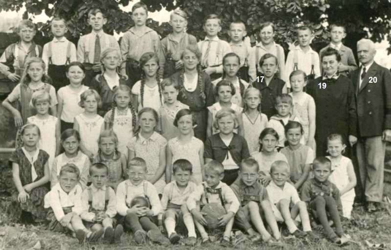 Volksschule Ossig um 1930 mit Kantor Hermann Brendel und Ehefrau