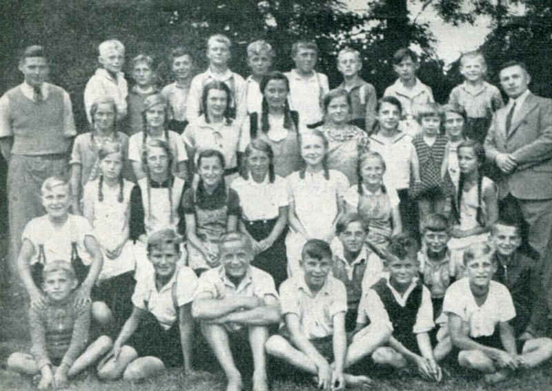 Jahrgänge 1924-1926 der Volksschule Parchau, 1938 mit den Lehrern Fritz Wendler und Arthur Peiler