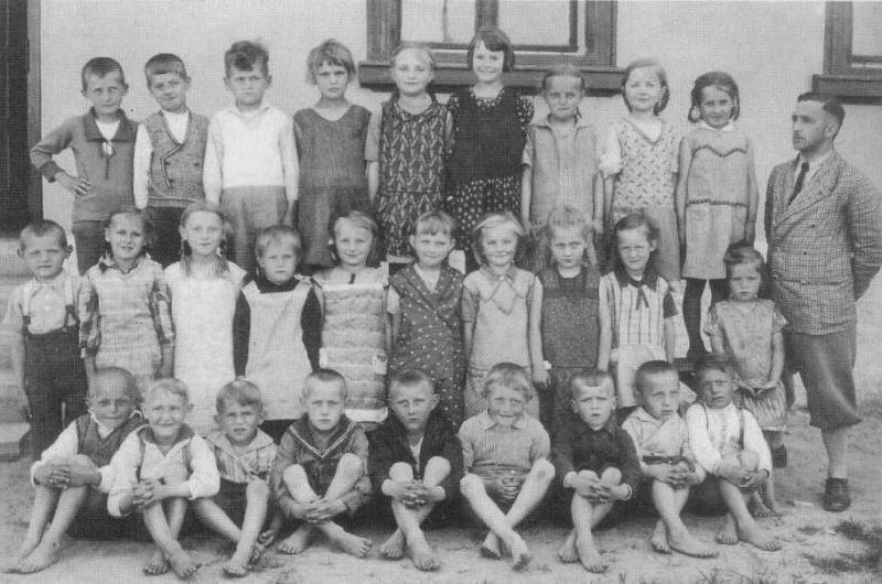 Schule Parchau, Einschulung 1932/1933 mit Lehrer David Sommerfeld