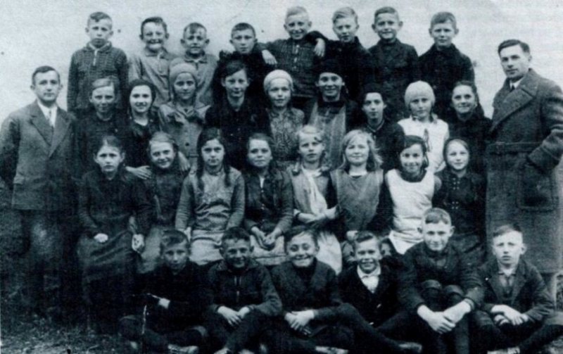 Volksschule Parchau im Jahr 1933 mit den Lehrern Arthur Peiler und David Sommerfeld