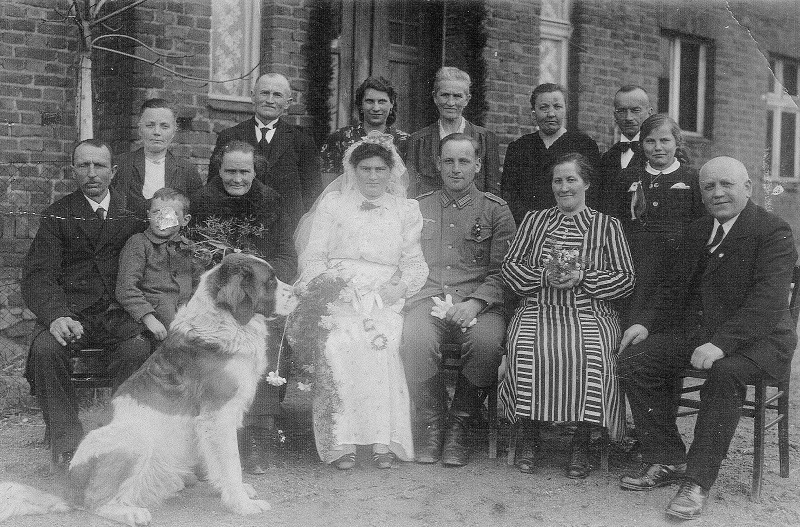 Hochzeit von Oskar und Else Heinrich am 6. April 1942 in Petschkendorf