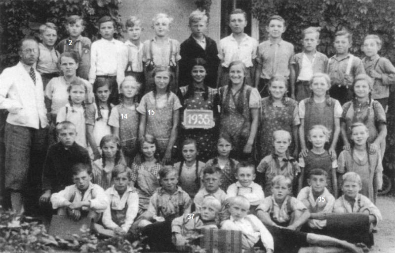 Volksschule Pilgramsdorf mit Lehrer und Kantor Wilhelm Dresler und seiner Ehefrau im Jahr 1935