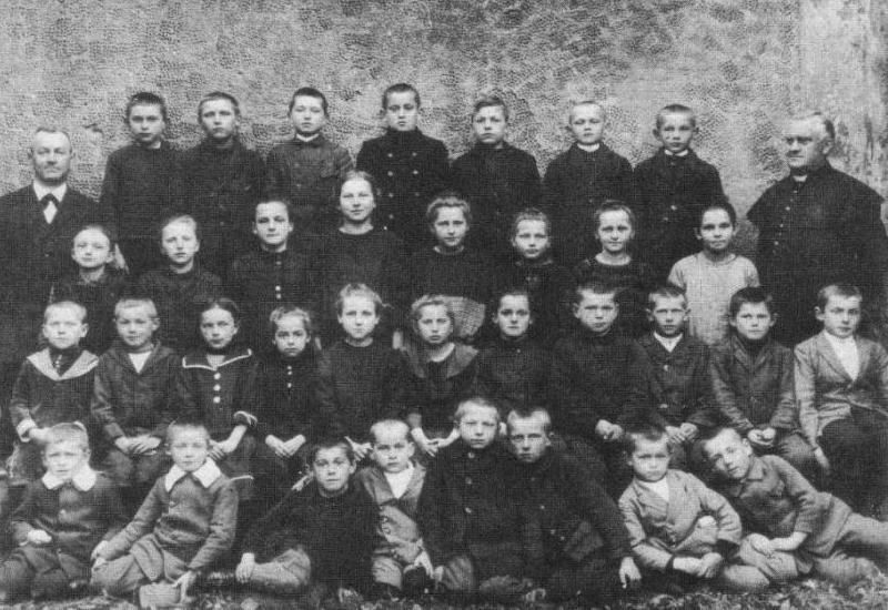 Jahrgänge 1911-1914 der Katholischen Volksschule Queissen im Schuljahr 1922/1923 