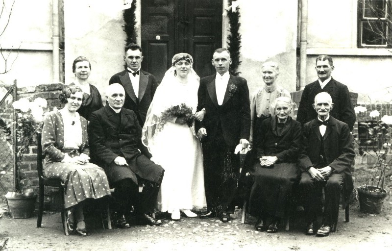 Hochzeit von Linus Kliem und Agnes geb. Helbich am 25. November 1934 vor dem Gasthaus Riese