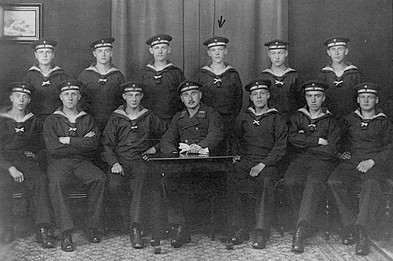 Gustav Winter mit seiner U-Boot-Abteilung 1917 in Wilhelmshaven
