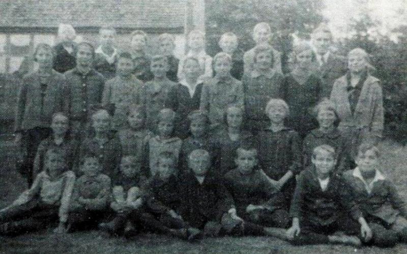 Volksschüler Raudten mit Lehrer Dziekan um 1924