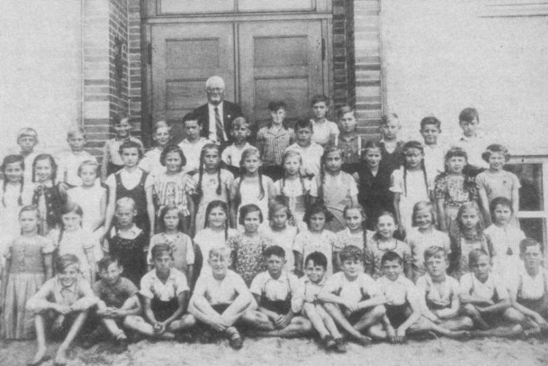 Volksschule Raudten 1939 mit Lehrer Johannes Bartsch