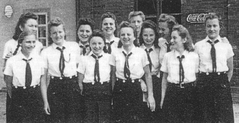 Mädchengruppe vor dem Schützenhaus in Raudten 1941/42