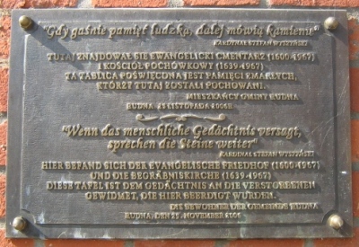 Gedenktafel am Eingang zum ehemaligen evangelischen Friedhof Raudten (Rudna, 2010)