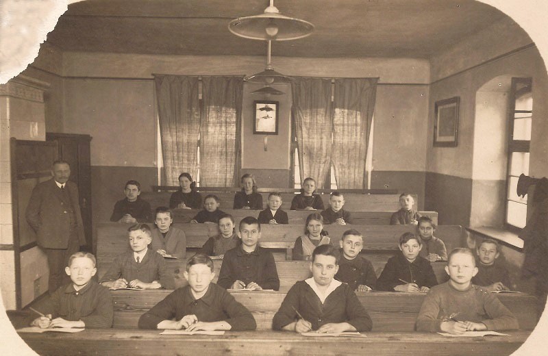 Katholische Volksschule Raudten mit Kantor Stritzke um 1925