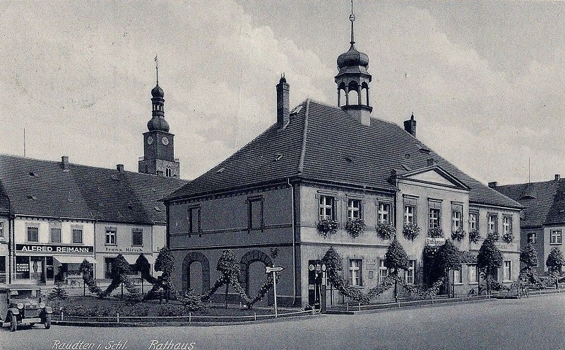 Rathaus Raudten, im Hintergrund Evangelische Kirche, Fleischerei Alfred Reimann, Sattlerei Franz Hirsch