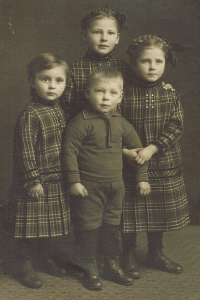 Die Vetterlein-Kinder Hertha, Gertrude, Heinz, Elli im Jahr 1916