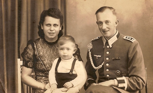 Gustav Seraphins älteste Tochter Ilse mit Ehemann Herrmann Pflugner und Söhnchen Bodo